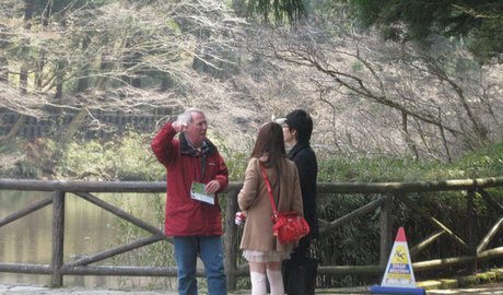 Talking to day tripers from Tokyo in Hakone. They were so smartly dressed, we felt like tramps!